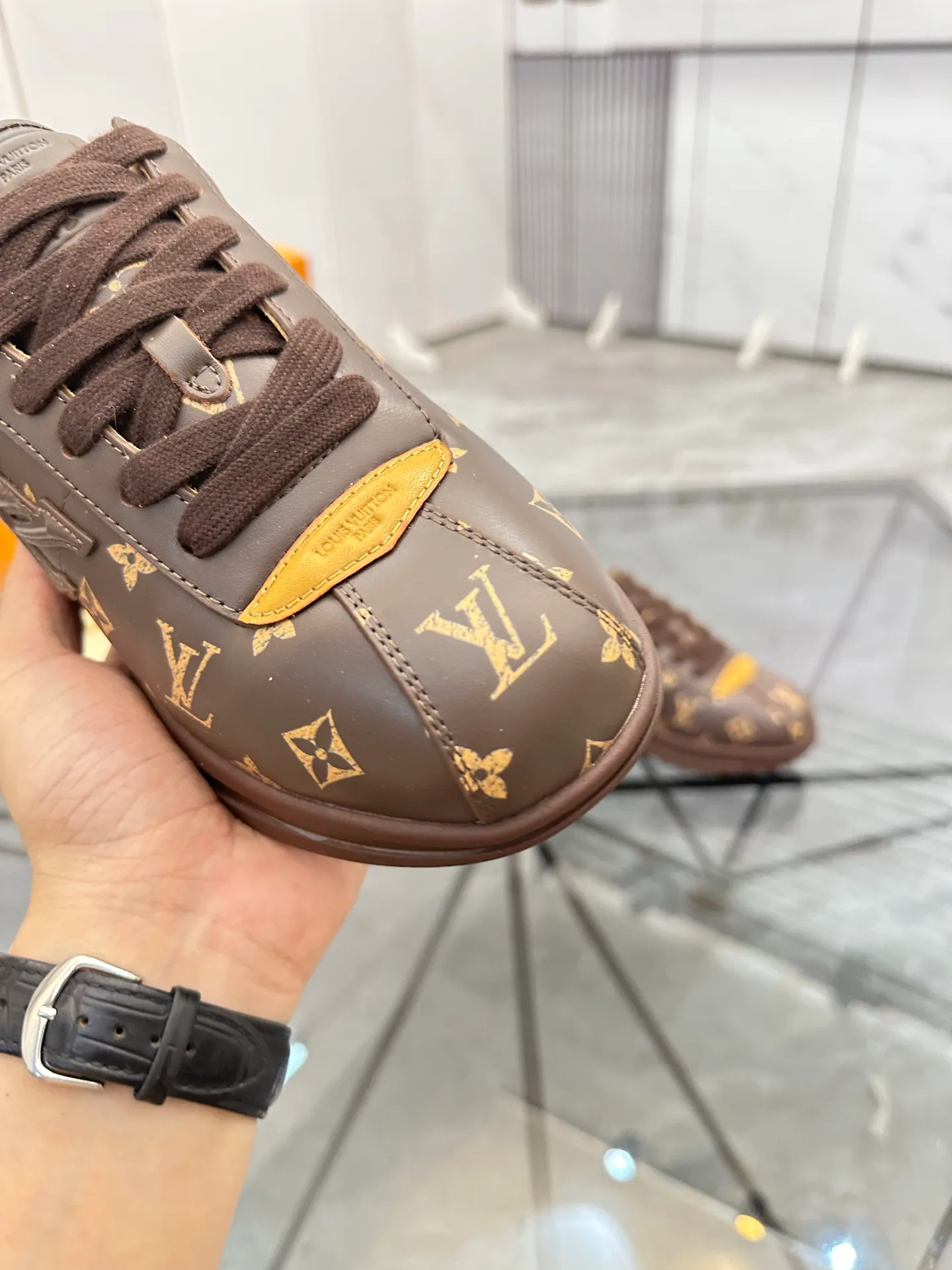 Men's shoes: 💰P700¥ Top quality Product trademark: LV* "Louis Vuitton*" low-top casual shoes Regular size: 35-45 (can be customized to 46) Couple style Product materials: Imported cowhide upper, breathable lining, original outsole. Number: two